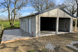 Double garage en béton aspect bois avec bûcher